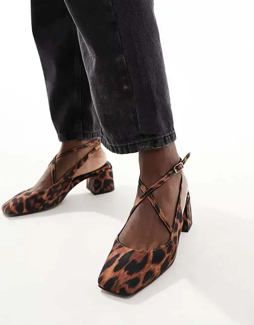 Zapatos de tacón medio de bloque con puntera cuadrada y estampado de leopardo Sawyer de ASOS DESIGN