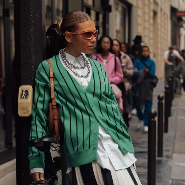 Las adultas pijitas agotarán en Zara Kids la chaquetita de punto clásica con cuello polo: tendencia en 2025 con jeans y HOFF