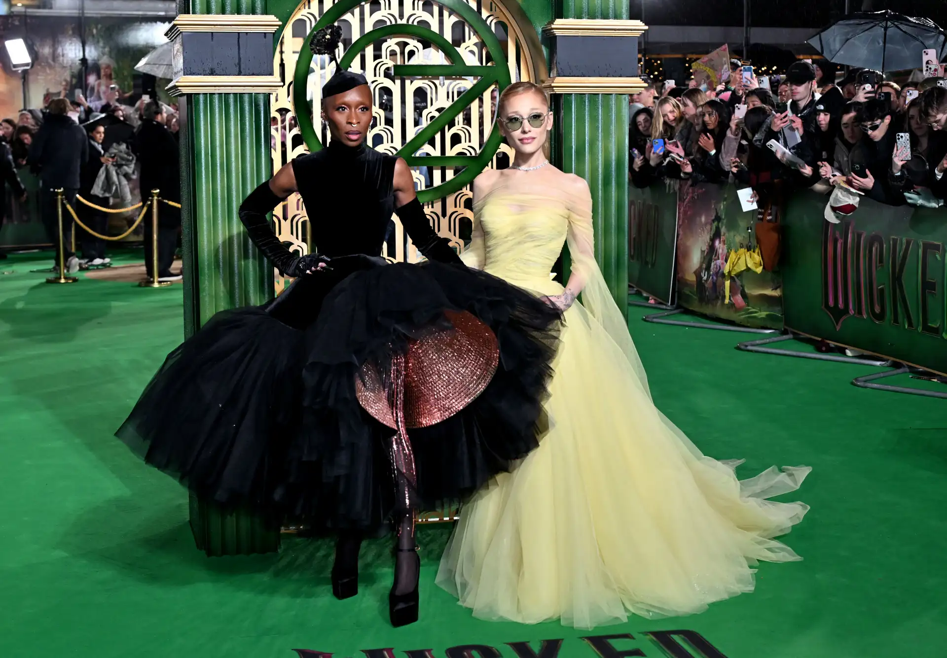 Cynthia Erivo y Ariana Grande en la premiere londinense de 'Wicked'