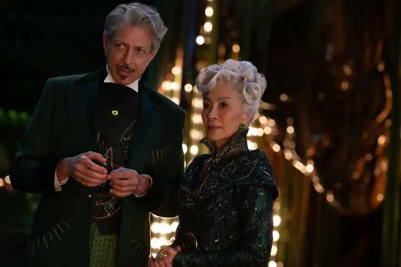 Mago de Oz (Jeff Goldblum) y Madame Morrible (Michelle Yeoh) 