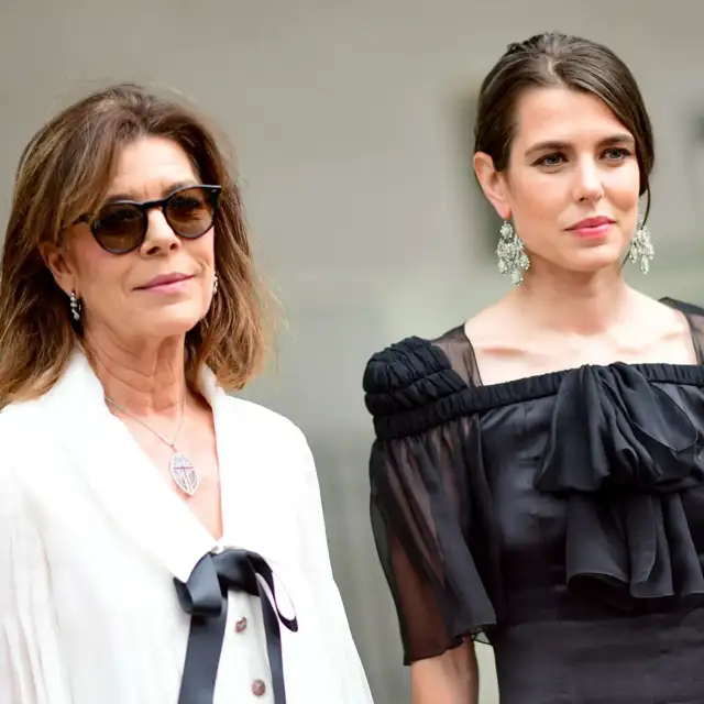 Carolina de Mónaco (67 años) y su hija Carlota (38 años) aprueban estos 10 vestidos negros de Zara para las cenas/comidas de Navidad