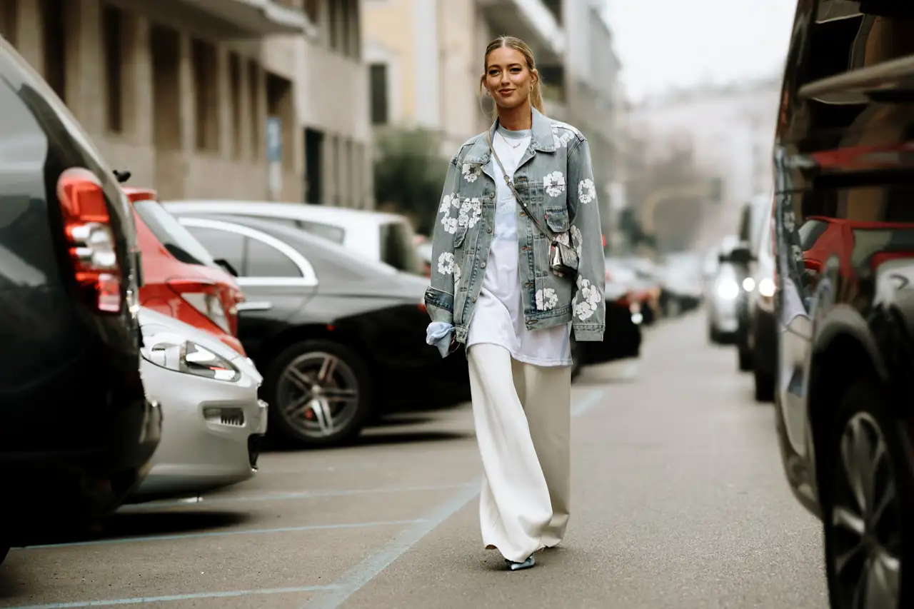 Mujer con pantalón holgado