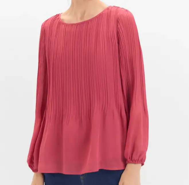 Blusa plisada color burdeos