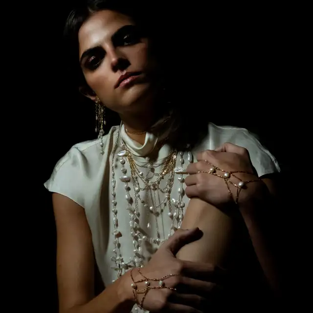 ¿Cómo llevar joyas en tus looks de fiesta sin parecer un árbol de Navidad? Varias expertas te dicen cómo hacerlo 