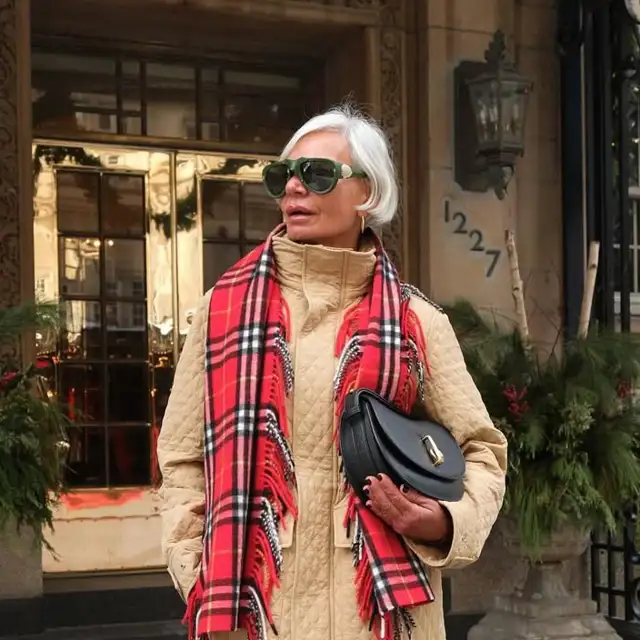 El pixie con flequillo es el corte de pelo ideal para no teñirte las canas a partir de los 60
