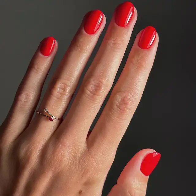 El color de manicura que las madrileñas pijitas de Puerta del Hierro repiten todas las navidades: perfecto para uñas cortas, clásico y elegante