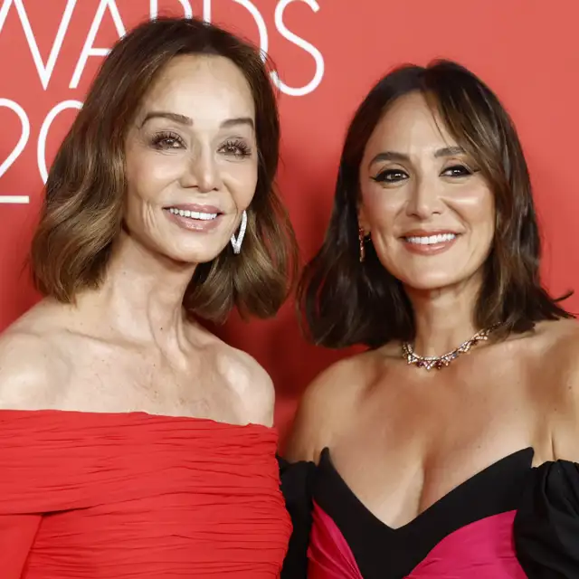 Así decoran el árbol de Navidad Tamara Falcó y su madre Isabel Preysler: elegante, luminoso y en los colores tendencia de 2025