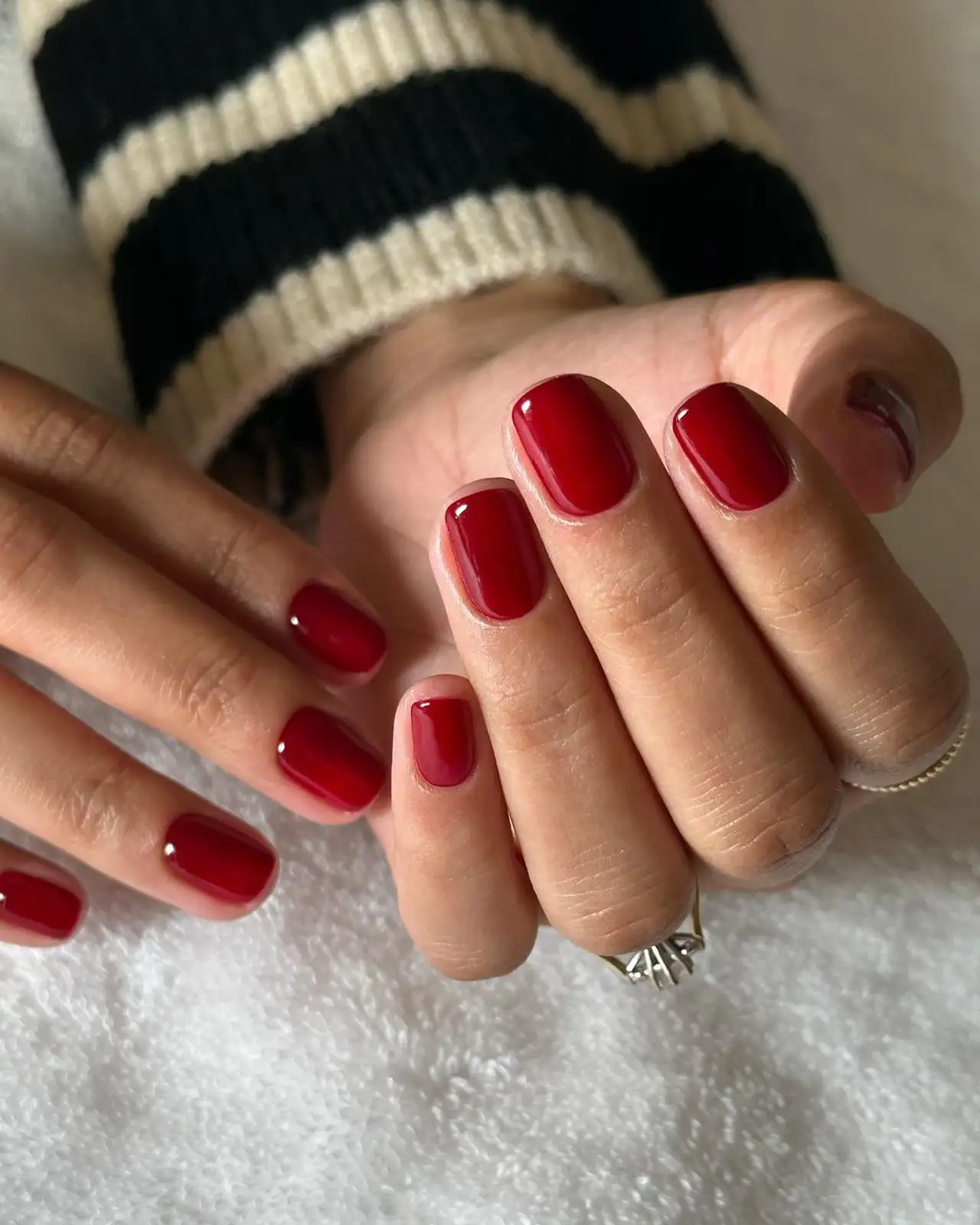 Ideas para uñas Navidad: uñas cortas rojas