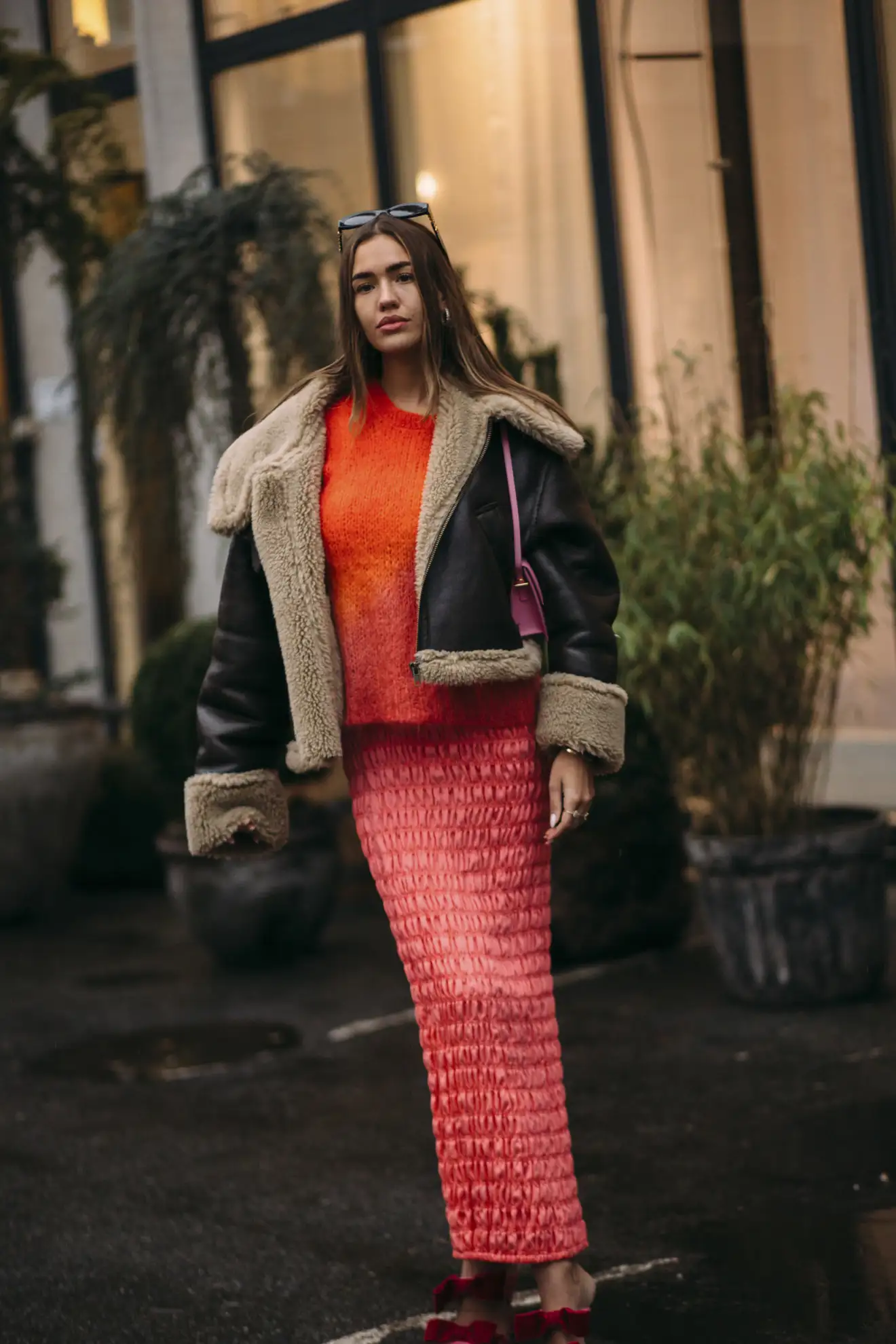 Ideas sencillas para combinar naranja: naranja con falda rosa y chaqueta de doble faz