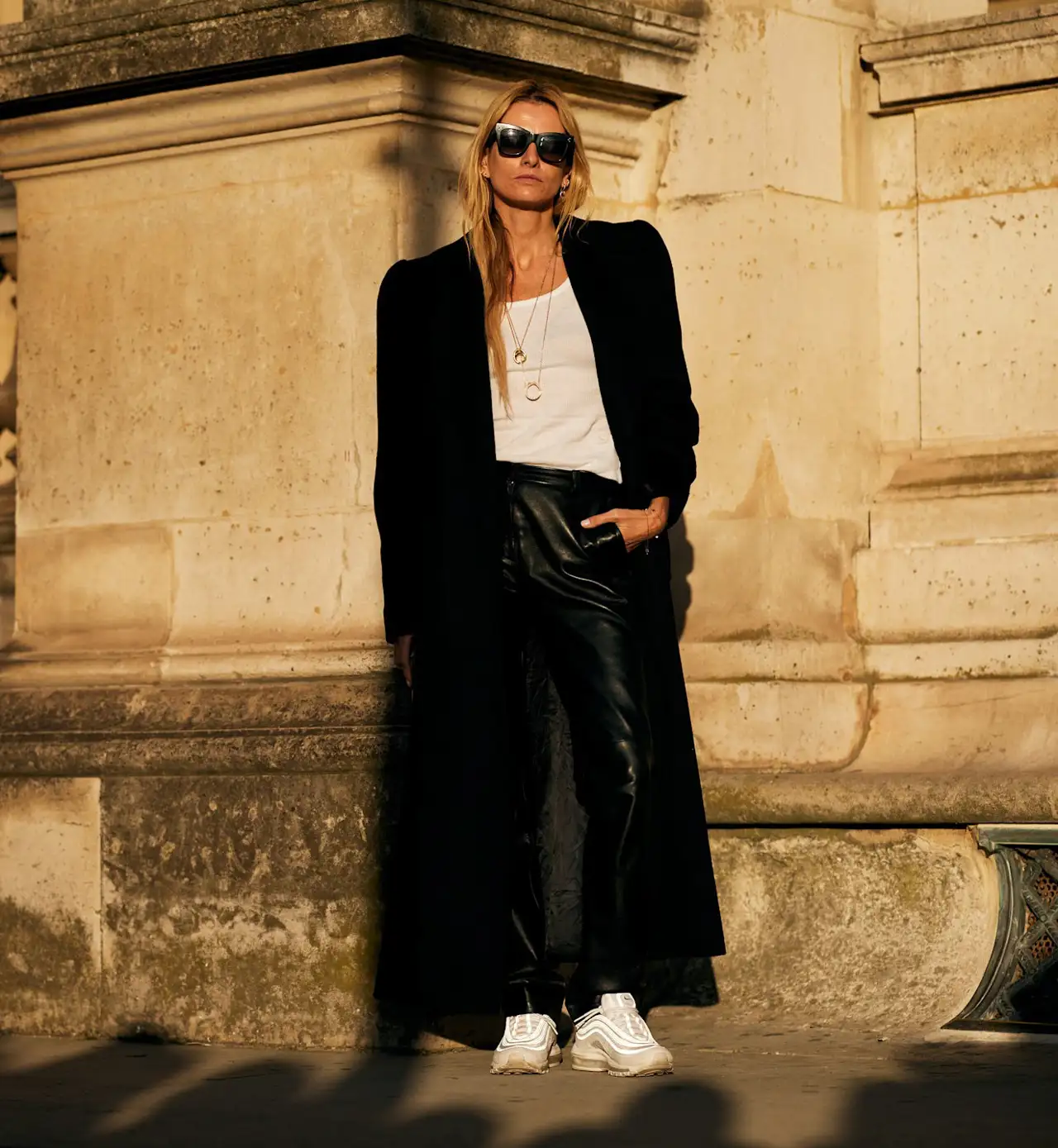 Mujer elegante con zapatillas