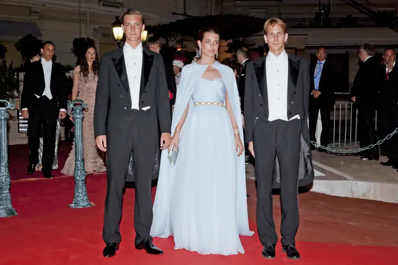 Carlota Casiraghi con un vestido capa de Giambattista Valli