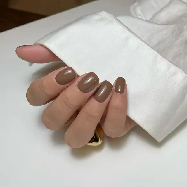 10 diseños de uñas semipermanentes para invierno 2025: en colores tendencia súper elegantes