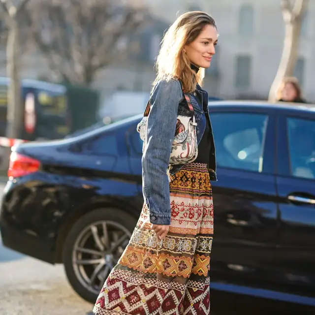 La falda estilo boho de las rebajas de enero para llevar con botas en primavera 2025: fluida, cómoda y no marca nada