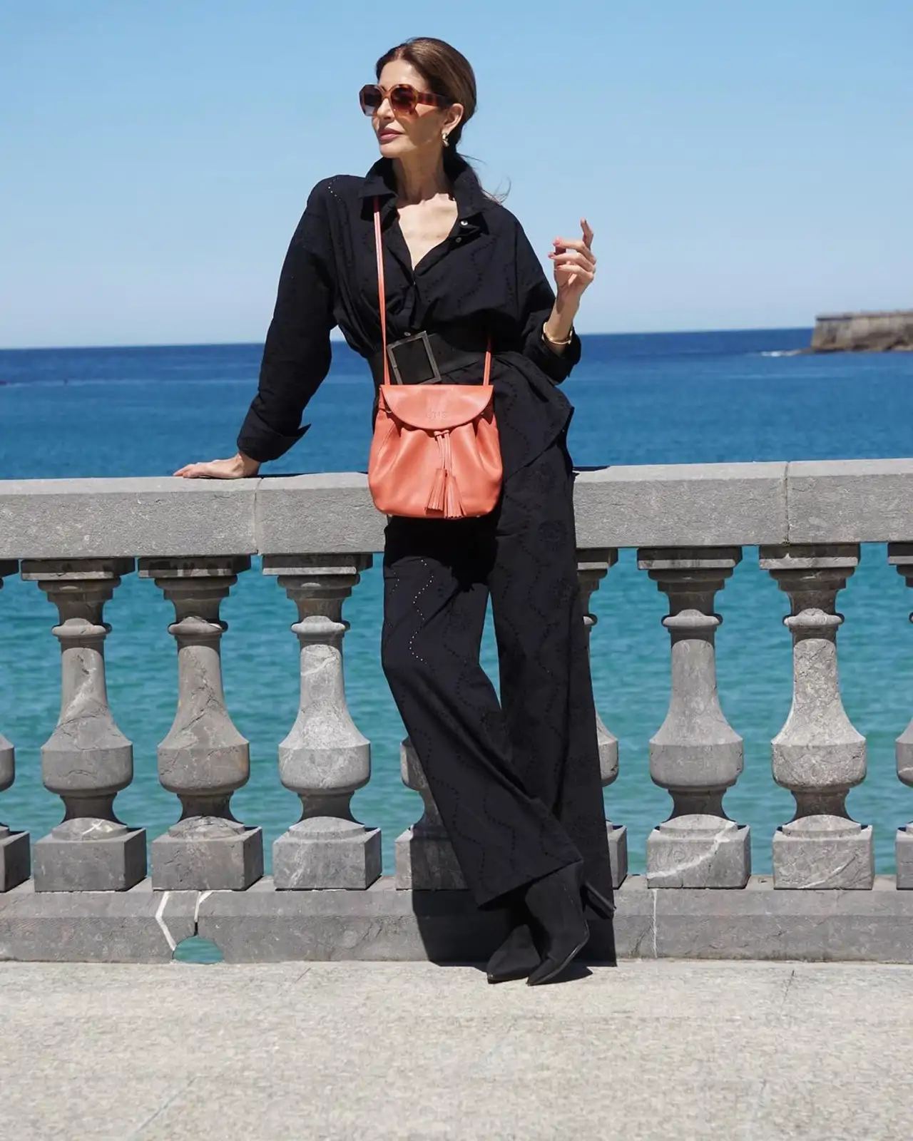 Conjunto bordado suizo de color negro de Pilar de Arce