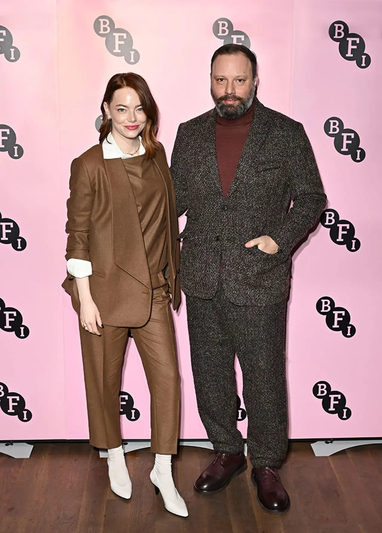 Emma Stone vestida de Loro Piana en la premiere de 'Poor Things' junto a Giórgos Lánthimos