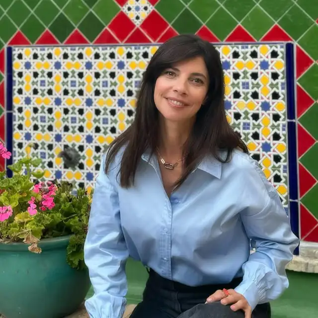 Entramos en la casa de Maribel Verdú, la presentadora de los Goya 2025: colores neutros tendencia, salón elegante y muchas plantas