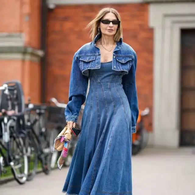 Mi madre de 60+ se saltará el protocolo con este vestido de Zara pero le da igual: elegante, efecto tipazo y en clave denim