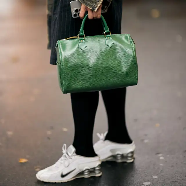 El bolso 'bowling' es la tendencia de la primavera 2025: cómo combinarlo y 10 modelos elegantes