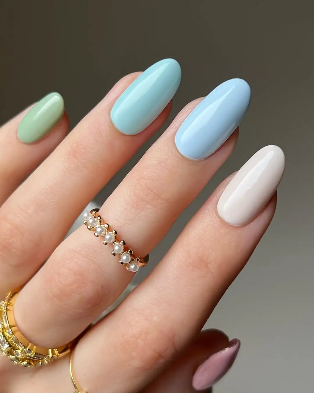 uñas azul y blanca