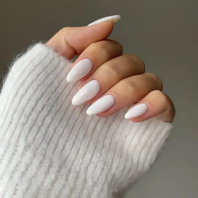 10 diseños de uñas blancas elegantes: estilizan las manos y son pura tendencia 2025