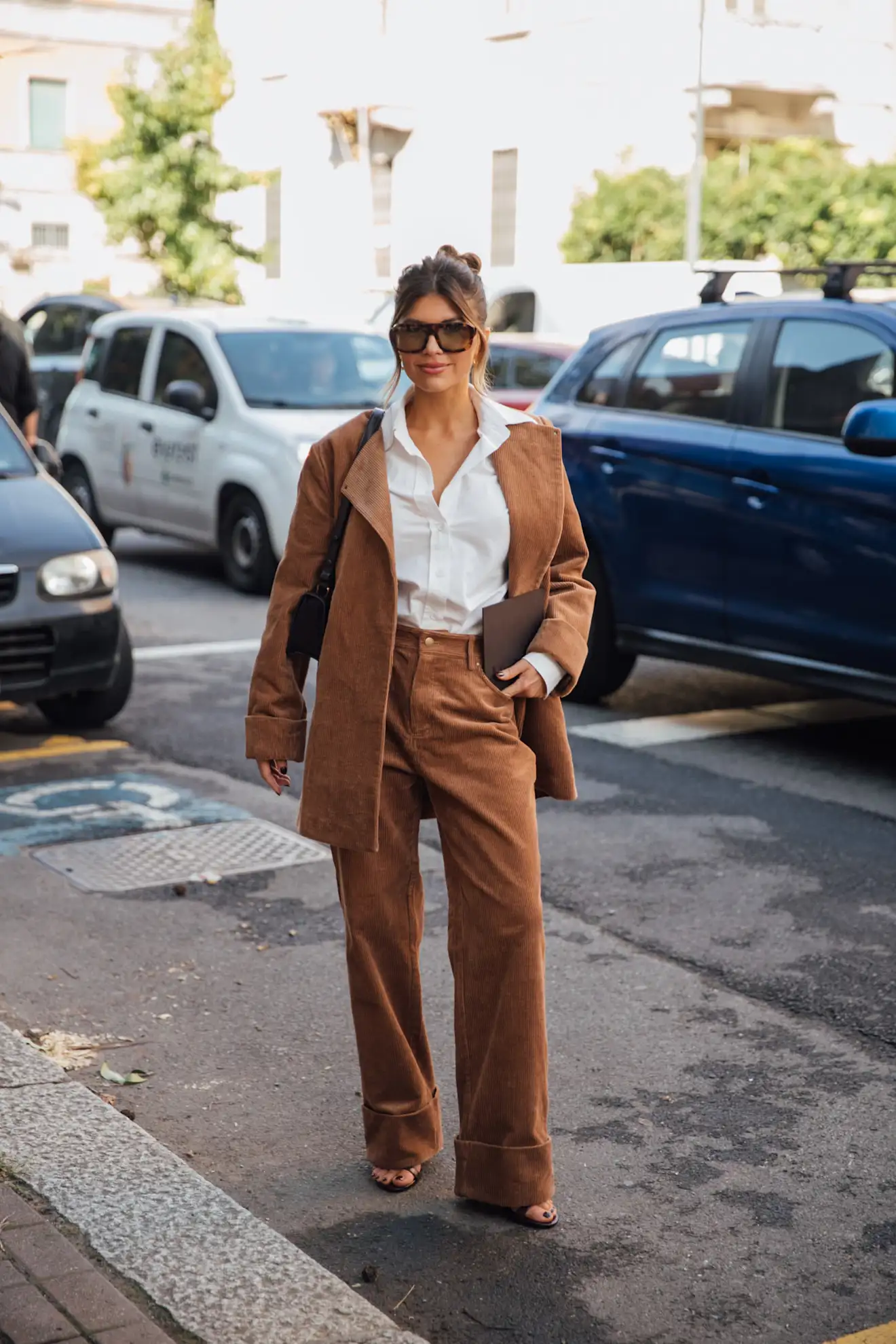 camisa blanca con traje