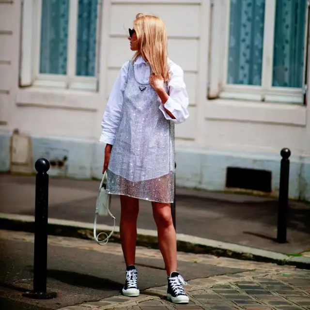 Vestido blanco con zapatillas Converse