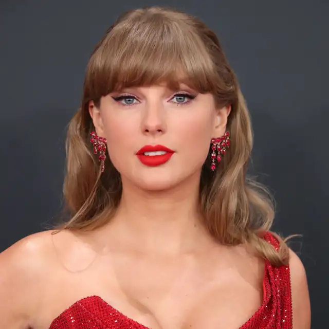 Los looks más icónicos de los Grammy 2025: desde el simbolismo de Beyoncé a la apuesta por el rojo de Taylor Swift