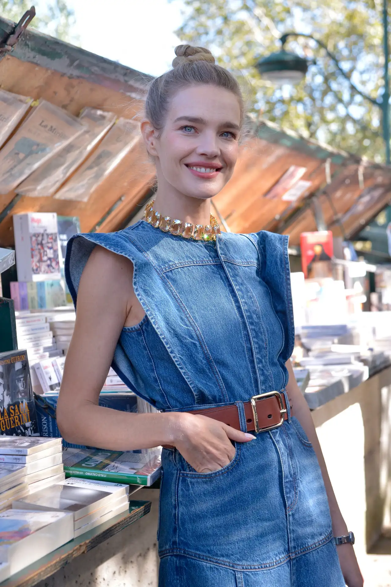 Natalia Vodianova con un vestido denim