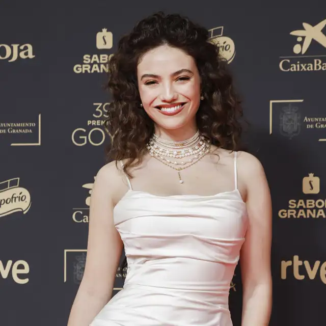 Gabriela Andrada brilla sobre la alfombra roja de los Goya 2025: vestido de Pronovias y multicollar