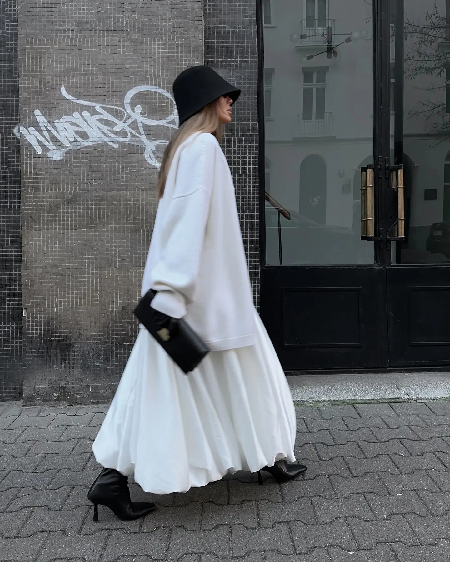 Cómo combinar un vestido blanco