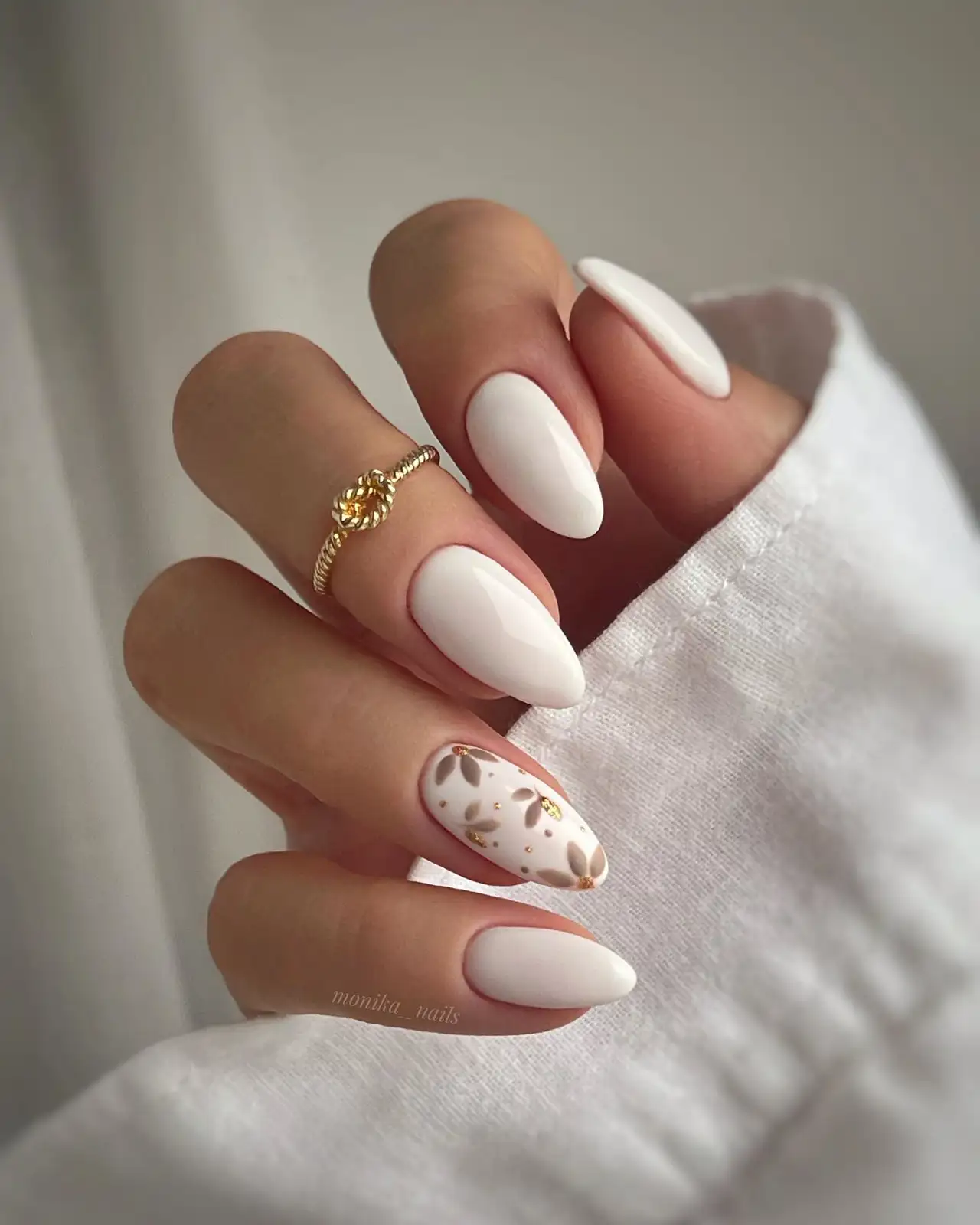 Uñas blancas glamurosas