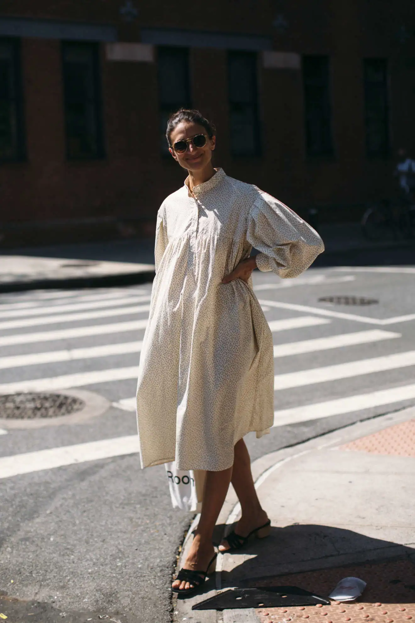 Cómo combinar el vestido camisero en verano con sandalias planas