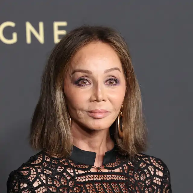 Así es el espectacular recibidor de la casa de Isabel Preysler: elegancia, estanterías repletas de libros y alfombras únicas