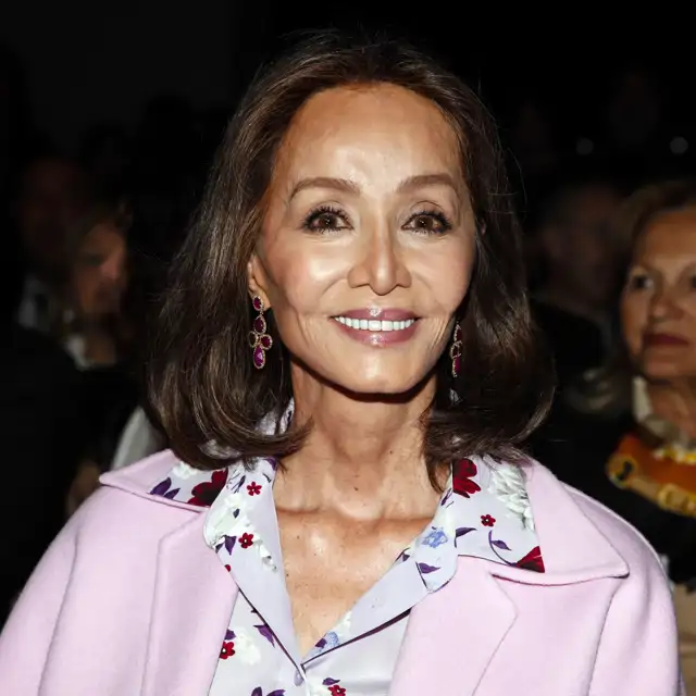 Así es el impresionante salón "invernadero" de Isabel Preysler: cojines estampados, muebles de mimbre y ventanales XL