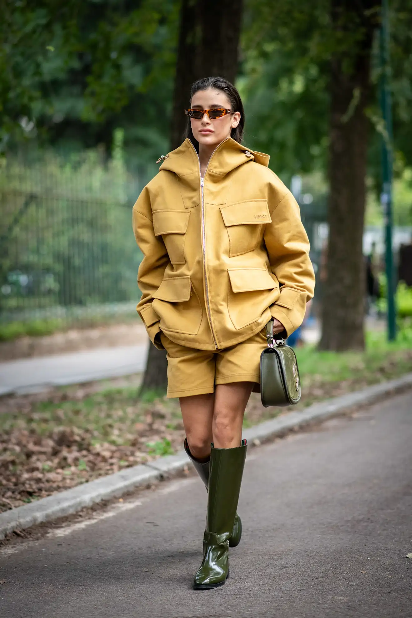 total look amarillo bermudas