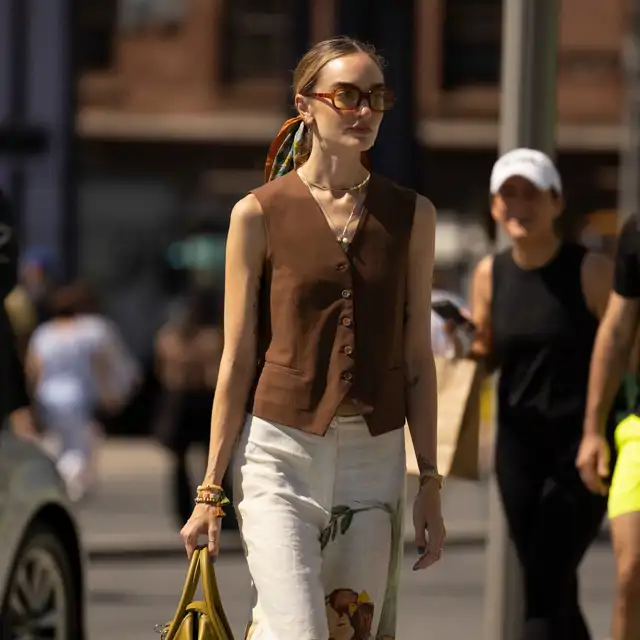 Sfera triunfa con este pantalón ancho que hace tipazo y se lleva con mocasines en primavera: elegante y chic