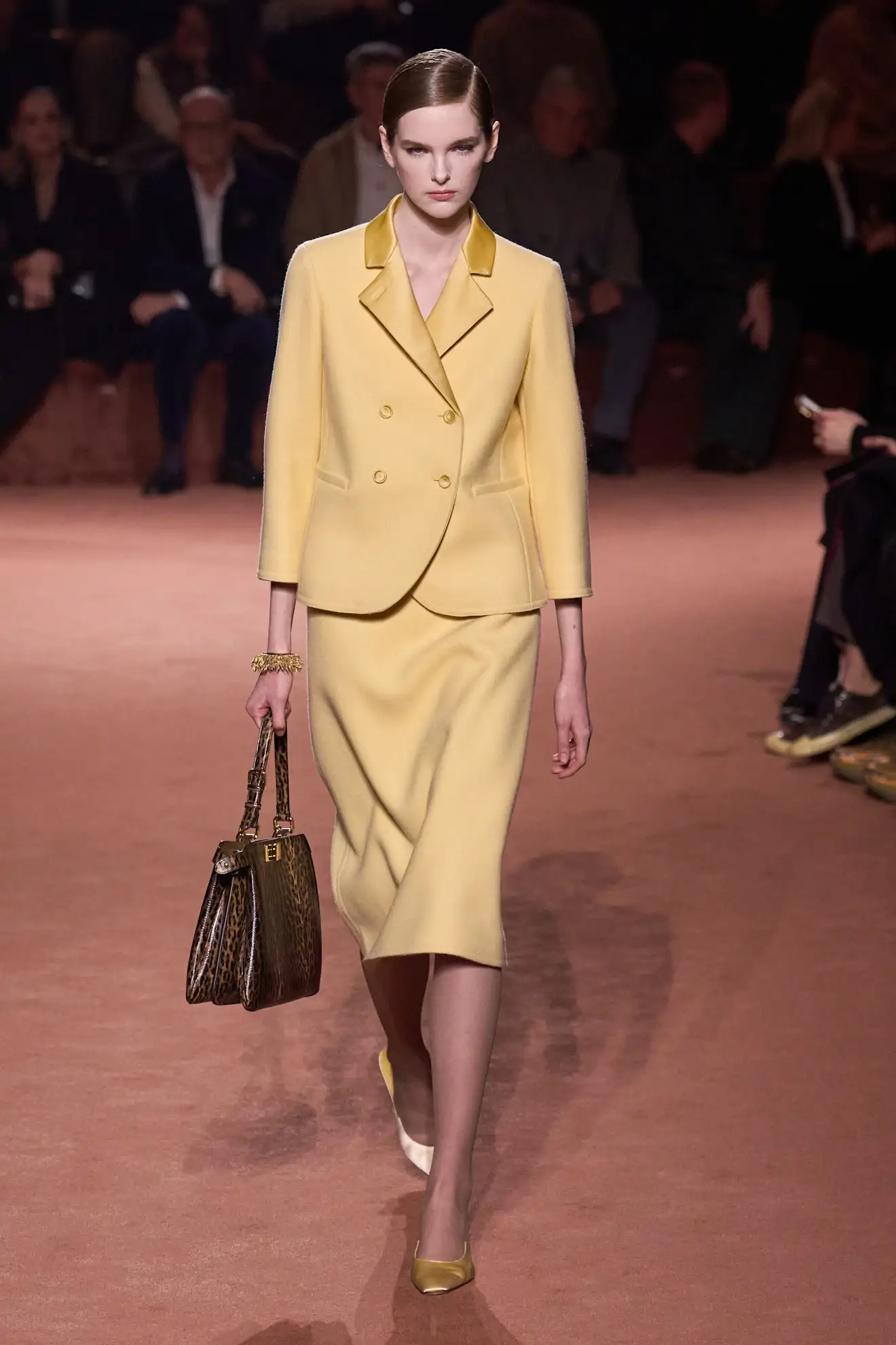 fendi traje amarillo