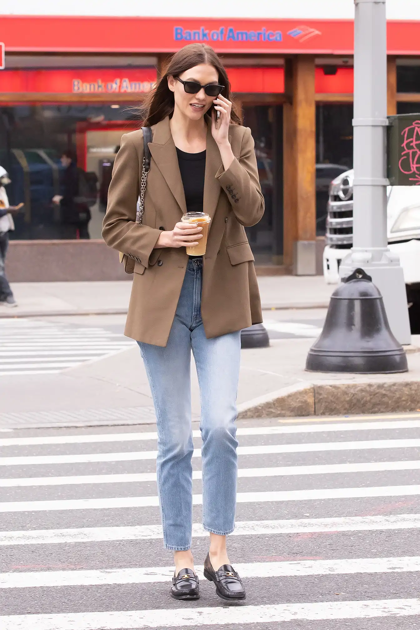 Karlie Kloss con vaqueros y mocasines