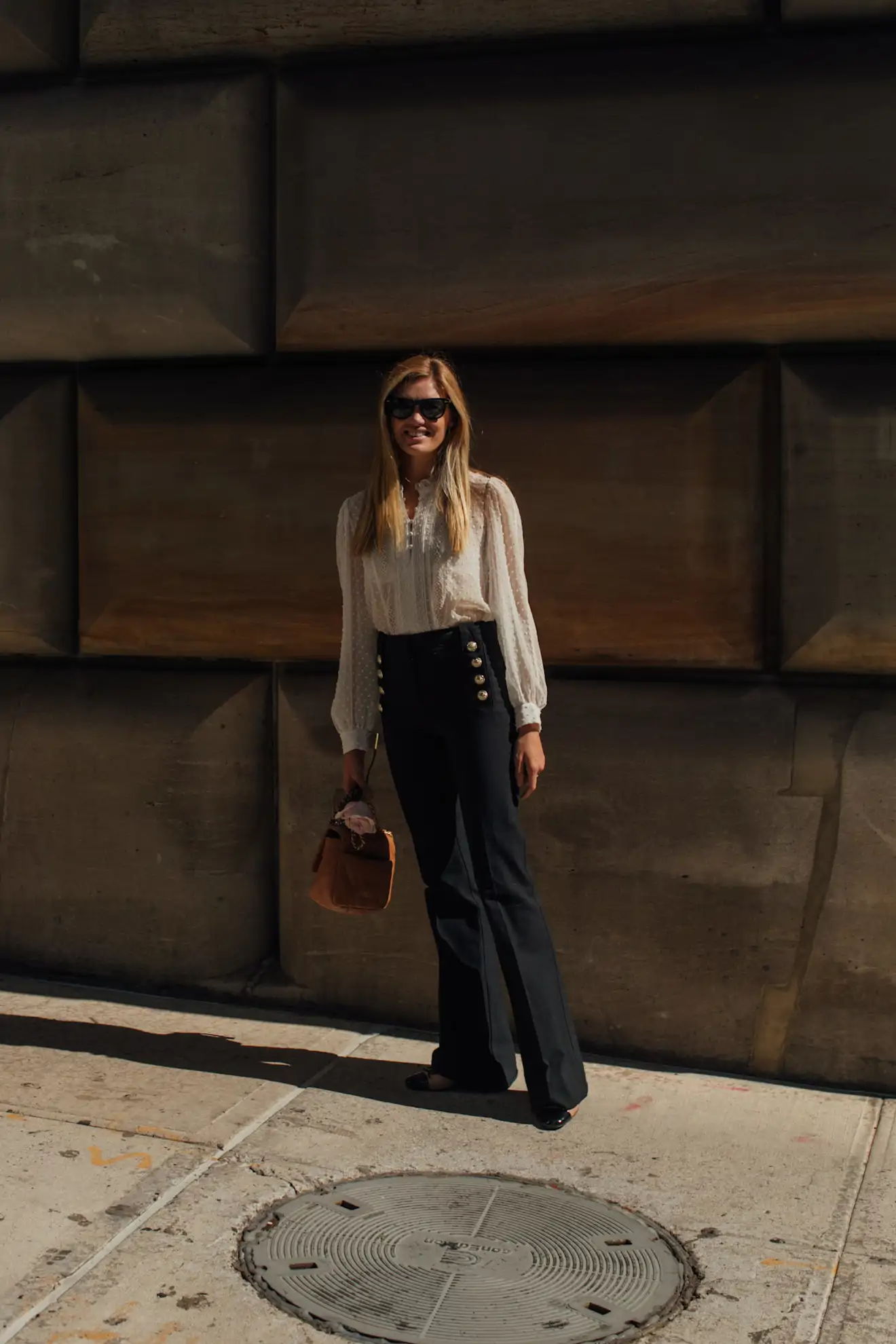 como llevar blusa holgada y pantalón de pinza a los 50