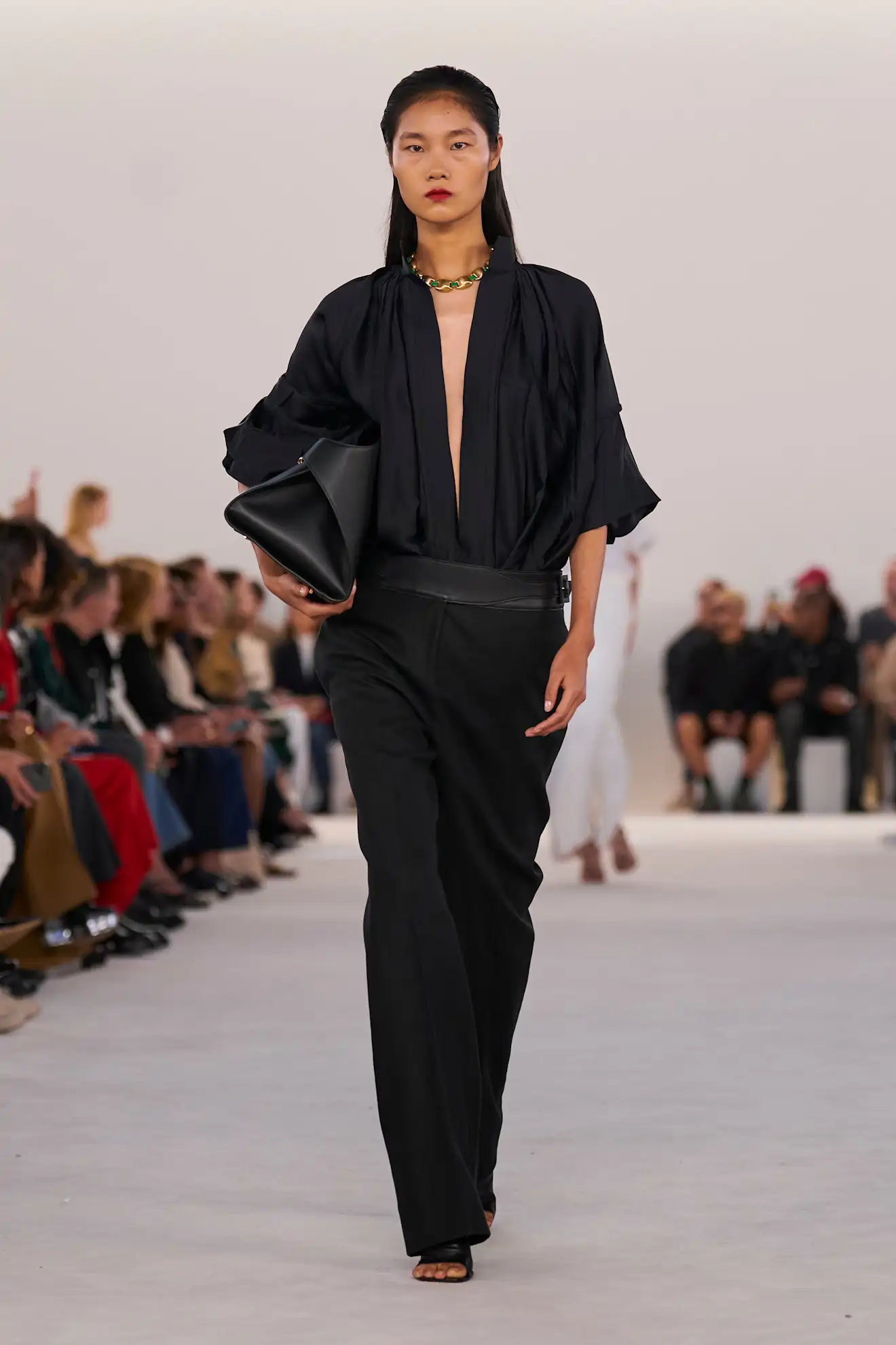 como llevar blusa holgada y pantalón de pinza a los 50