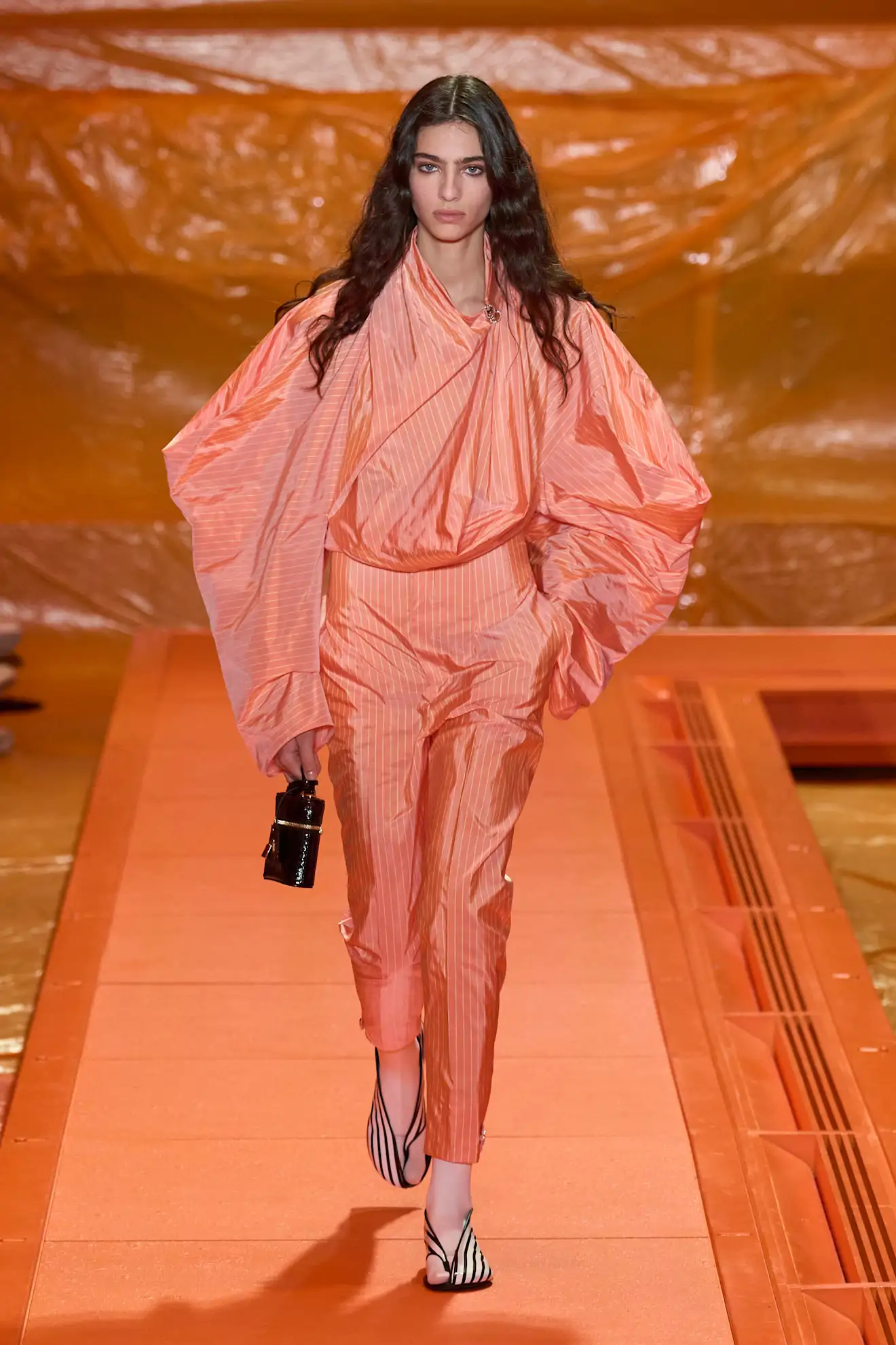 como llevar blusa holgada y pantalón de pinza a los 50