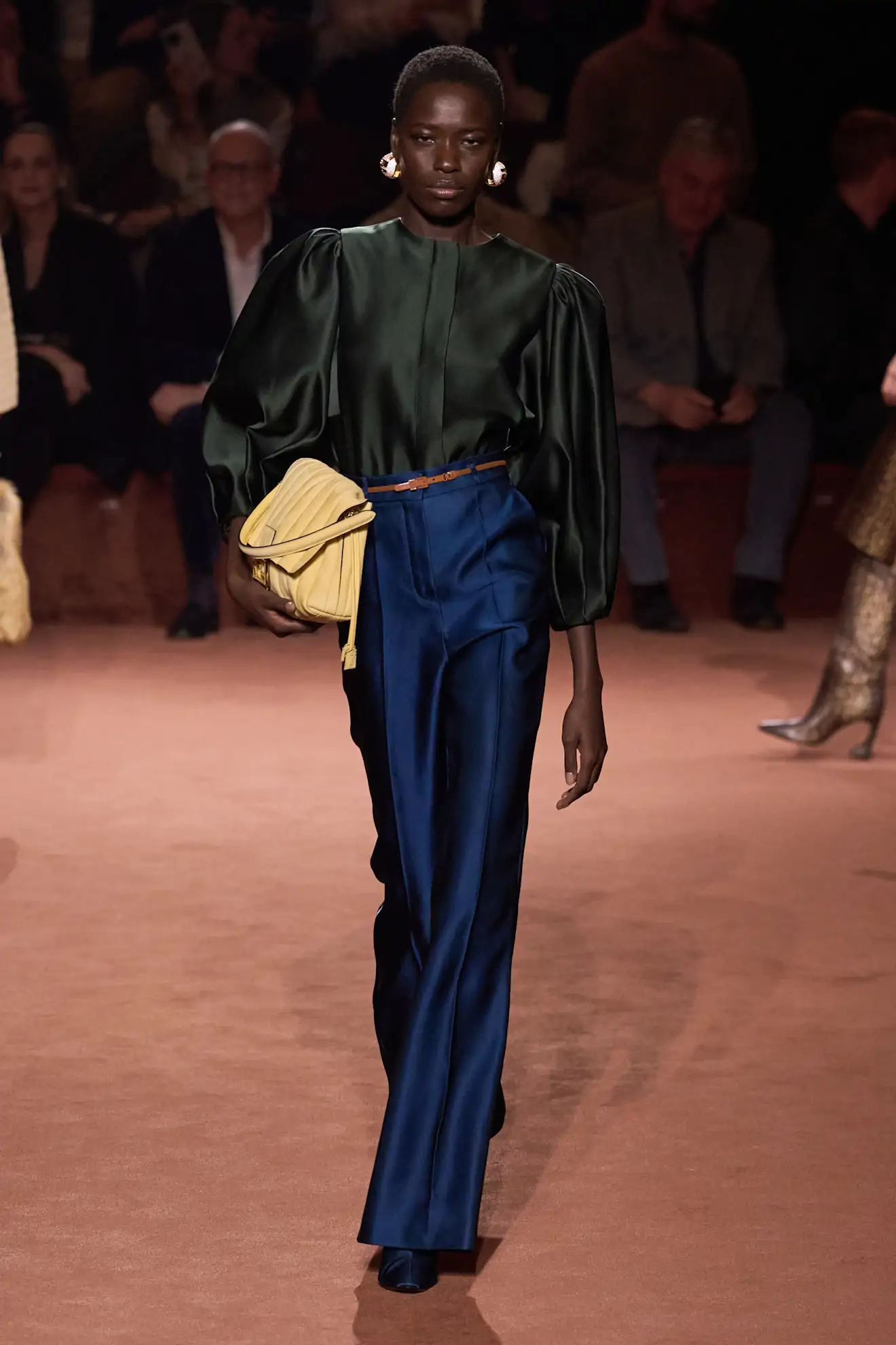 como llevar blusa holgada y pantalón de pinza a los 50