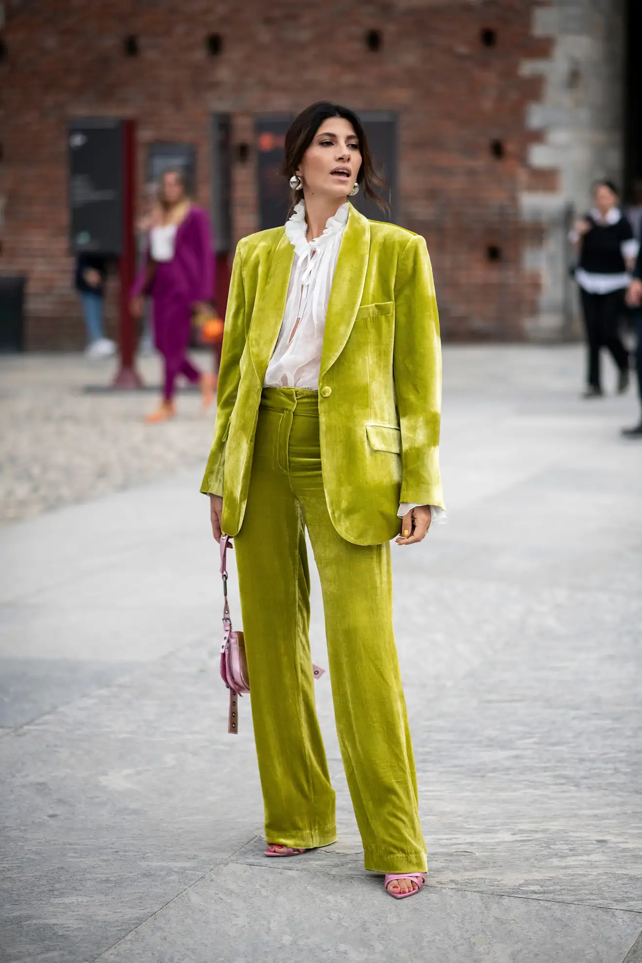 como llevar blusa holgada y pantalón de pinza a los 50