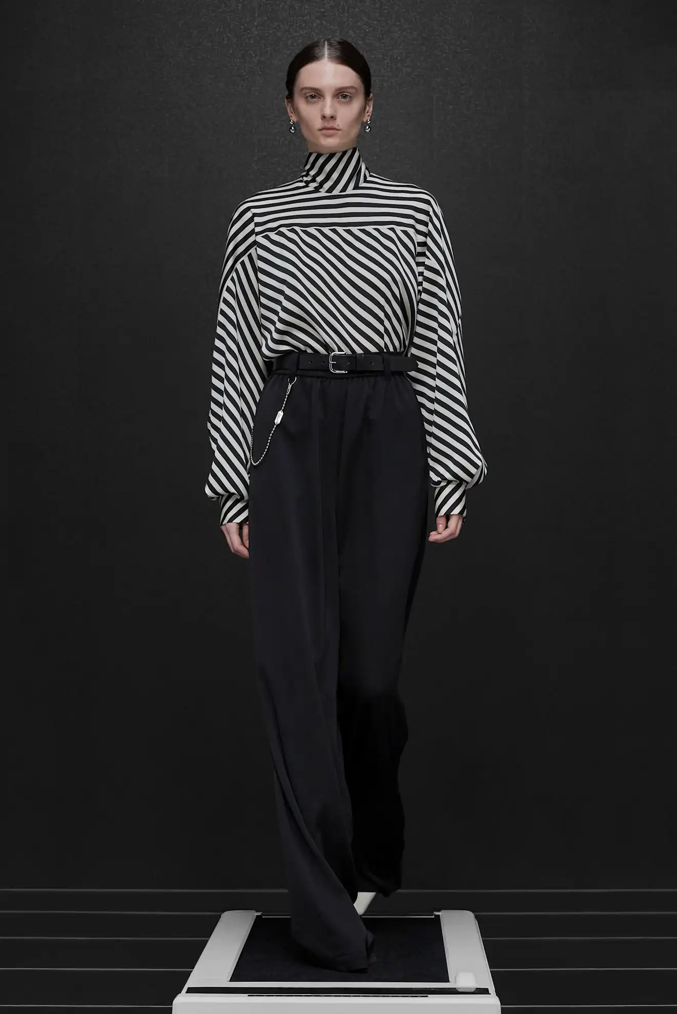 como llevar blusa holgada y pantalón de pinza a los 50