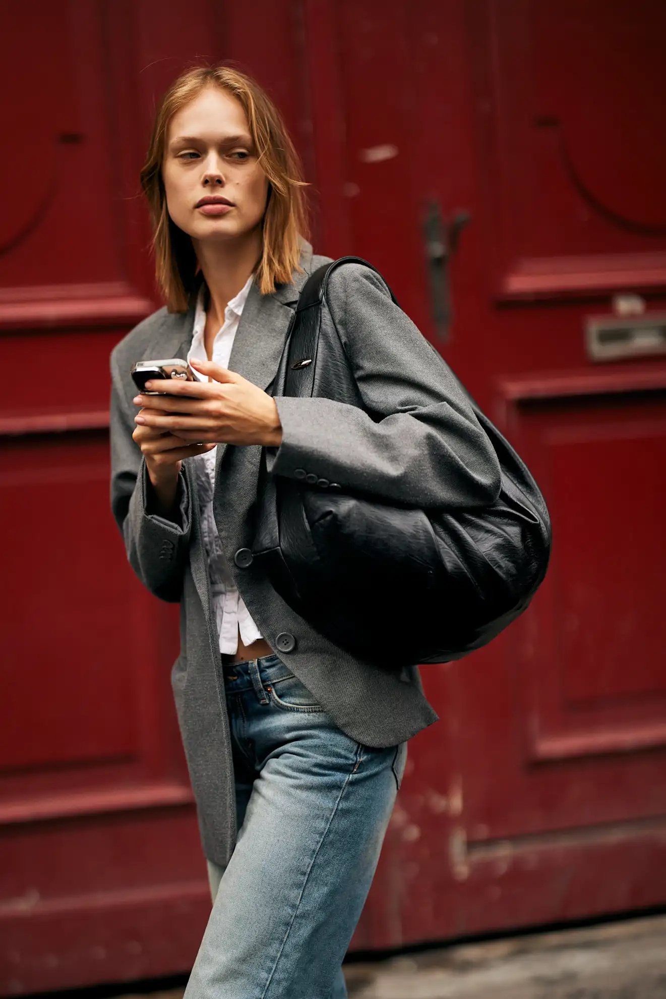 gabardina gris camisa blanca