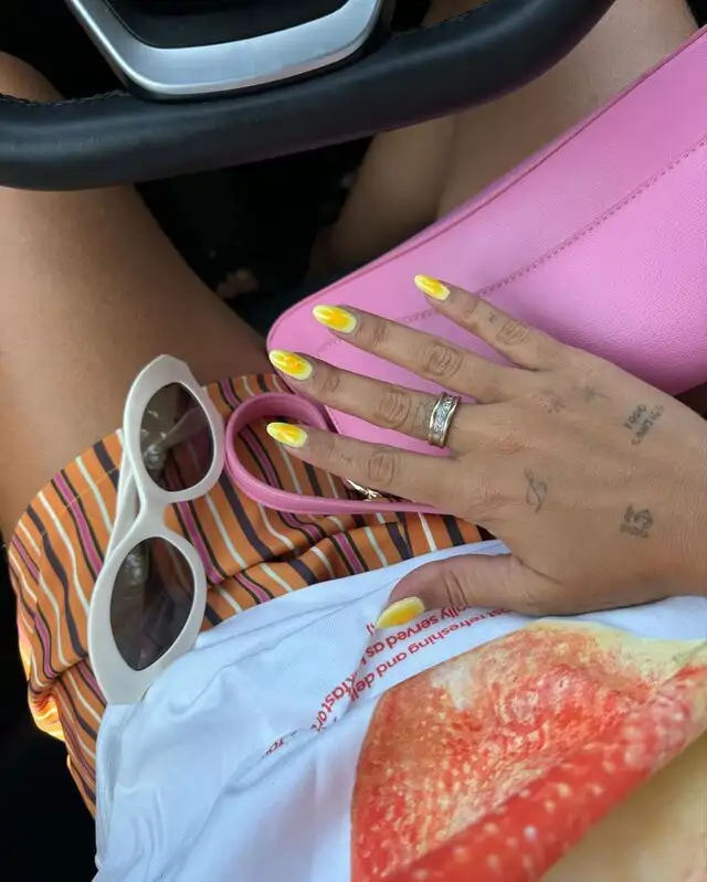 uñas amarillas