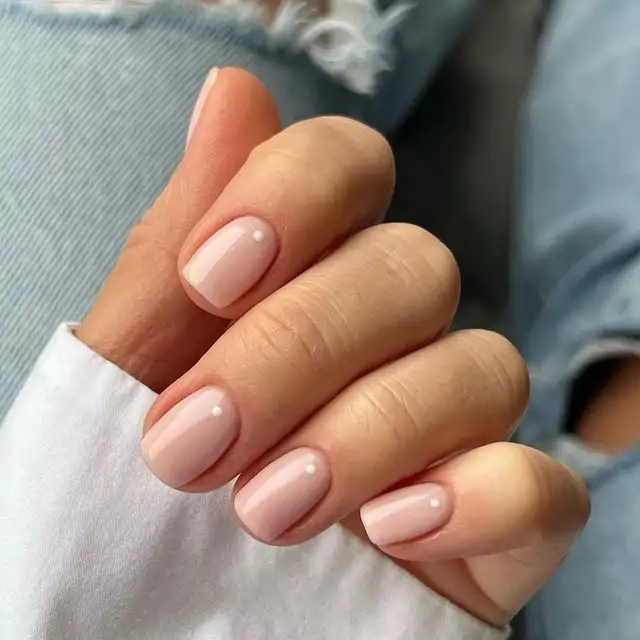 10 colores de uñas que llevarán las madres de 60+ en marzo: elegantes, bonitos y juveniles