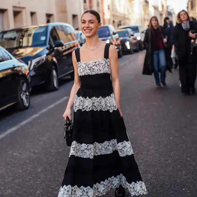 8 vestidos de Lefties para lucir elegante y favorecida con sandalias el Domingo de Ramos: del tono tendencia al clásico blanco