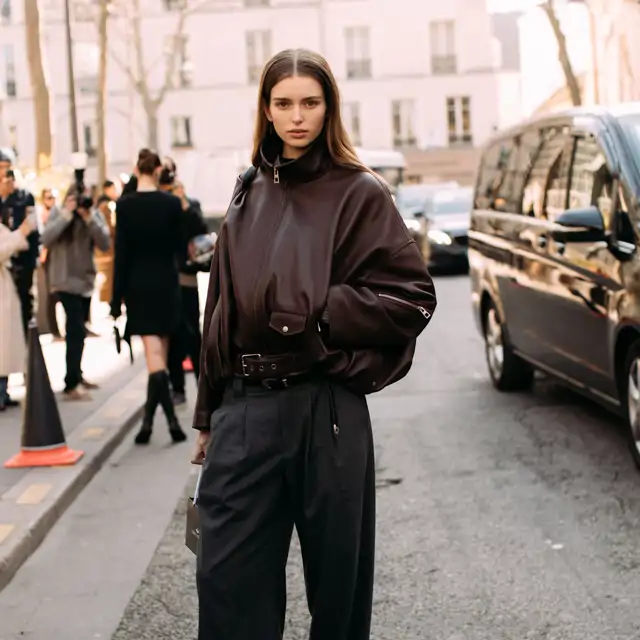 Bershka se adelanta a las lluvias de abril con esta chaqueta bomber: elegante y en tendencia