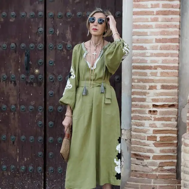 10 cuñas elegantes y cómodas para llevar a los 50+ con vestido: modernas y en tendencia